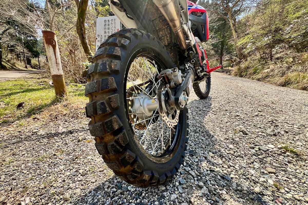 愛車のホンダ「CRF250L」に履いたのは、ブリヂストンの「BATTLAX ADVENTURECROSS AX41」。アドベンチャー向けのタイヤだが、250ccトレールに適したチューブ仕様もラインナップ。舗装路での快適性が高い