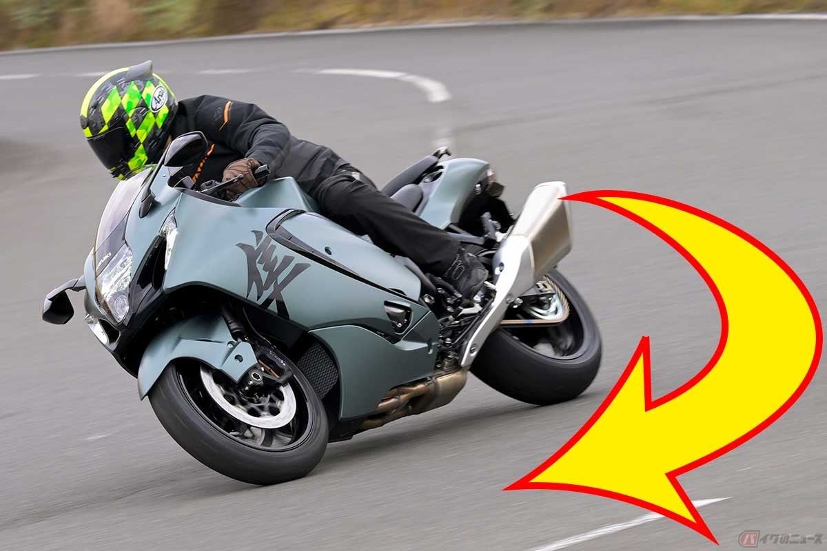 カーブを曲がる時、バイクは車体を傾ける。クルマのようにハンドルを切ったりしない