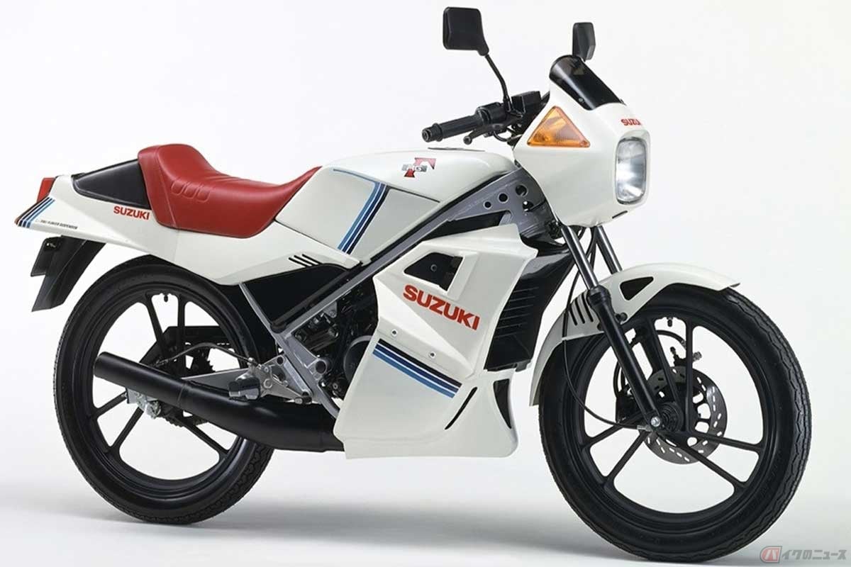 スズキ「RG50Γ」(1982年型)は空冷2ストローク単気筒エンジンで最高出力7.2ps/8000rpm、最大トルク0.66kg-m/7500rpmを発揮した(写真はオプション装着車)