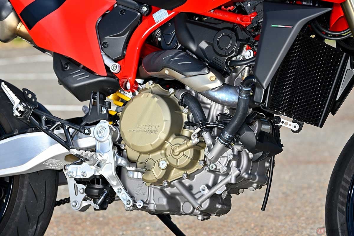 完全新設計の単気筒エンジン「Superquadro Mono(スーパークアドロ・モノ)」は「1299 Panigale(パニガーレ)」の2気筒エンジンがベース。ボア116mm×ストローク62.4mmの超ショートストローク設計で排気量は659cc。バルブ開閉はスプリングではなく機械的に作動する「Desmodromic(デスモドロミック)」によって高回転を実現
