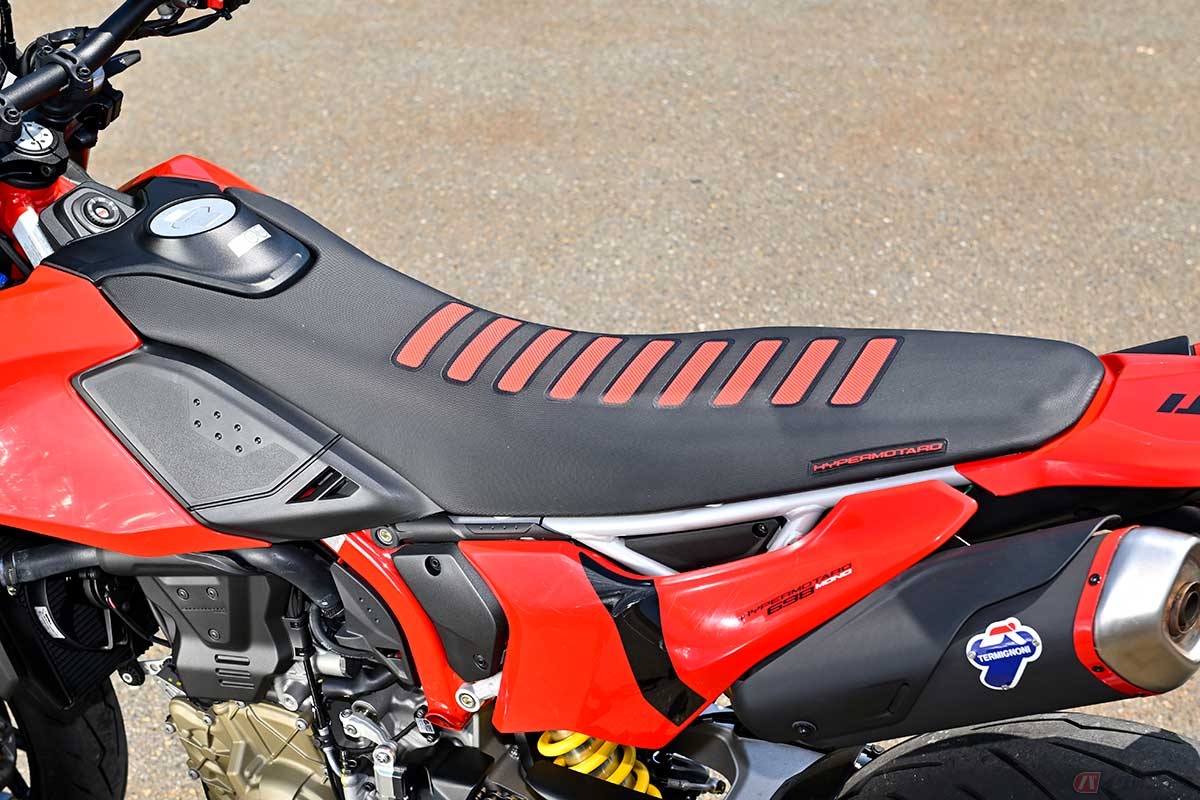 モトクロッサーやエンデューロマシン由来の前後に長く、細く、フラットなシートは、激しく動くライダーの自由度を高めるもの