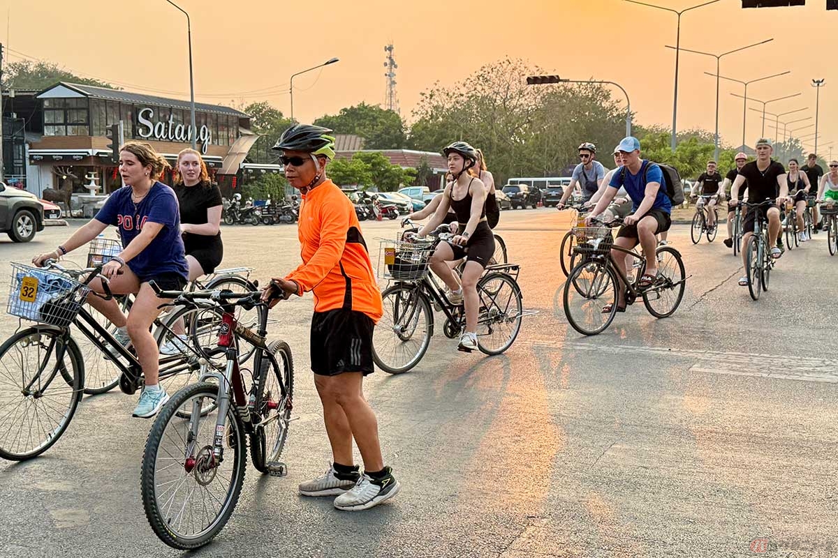 たくさんの観光客が自転車でアユタヤの遺跡を楽しんでいます