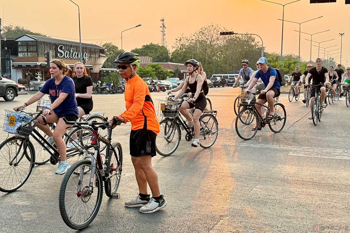 たくさんの観光客が自転車でアユタヤの遺跡を楽しんでいます