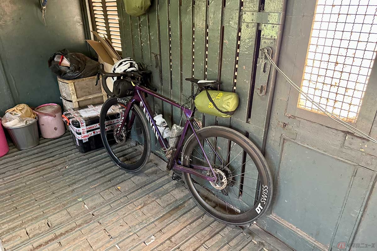 タイ国鉄は、追加料金を支払えば貨物車に自転車をそのまま積むことができます（1日に2本ほど貨物車両のない列車があるので注意）