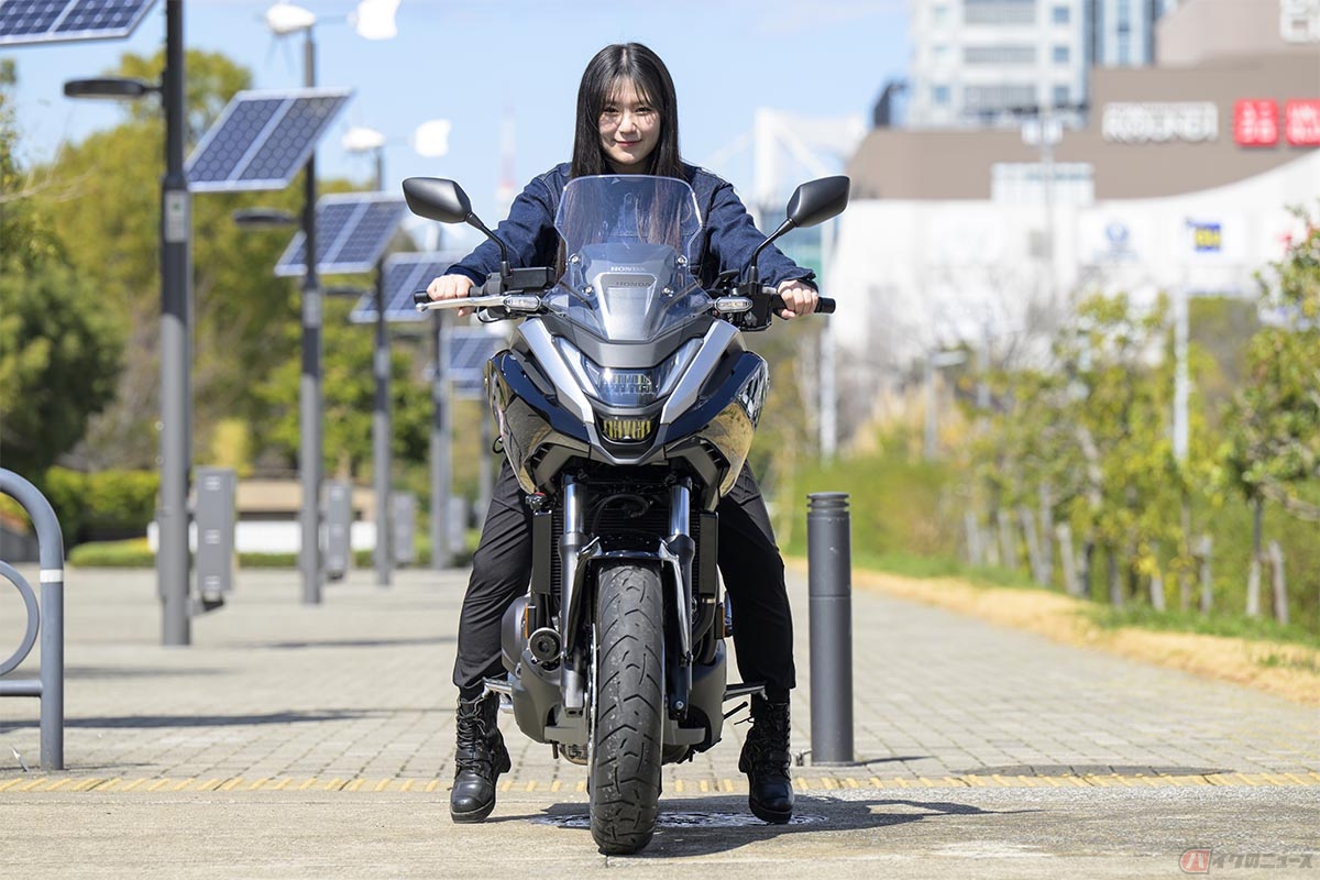 全長2210mm/全幅845mm/全高1330mm。シート高800mmで、筆者(158cm)がまたがるとつま先ツンツン