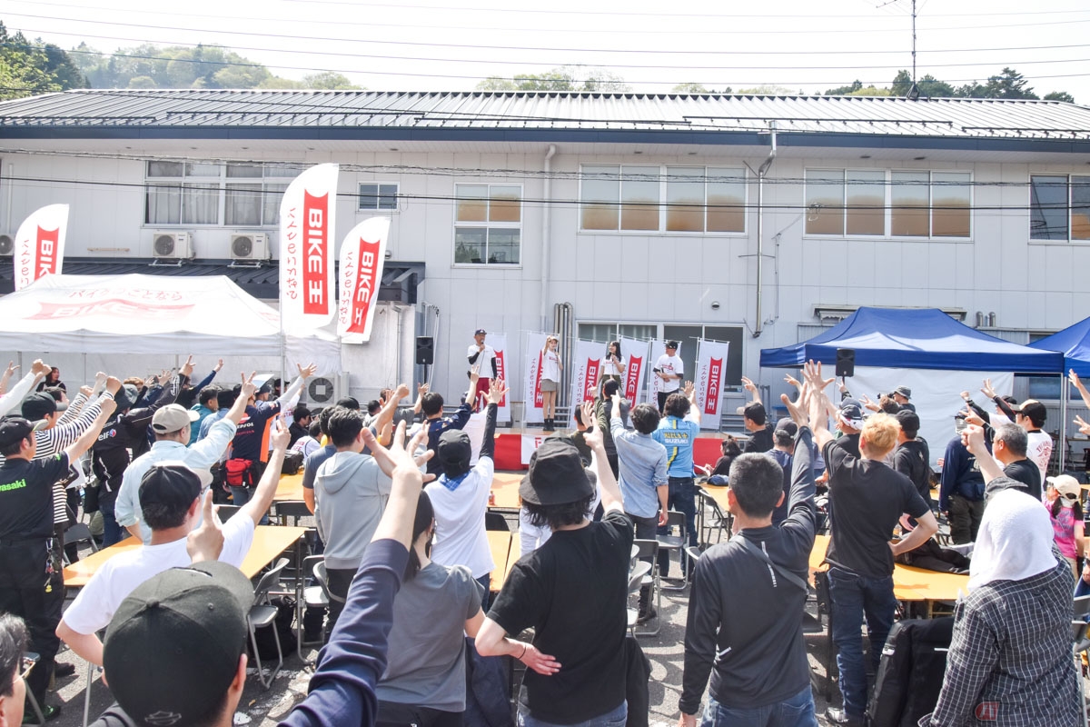 大盛り上がりのじゃんけん大会の様子。来場者からは笑みがこぼれる
