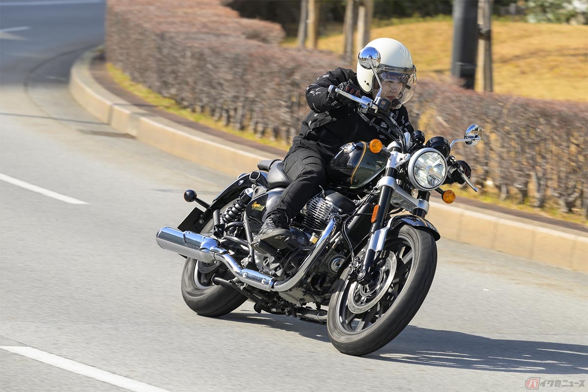 ロイヤルエンフィールド「Super Meteor 650」の走りを楽しむバイク好き女優の小野木里奈さん