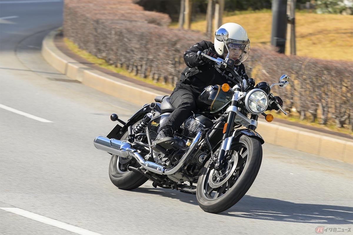 ロイヤルエンフィールド「Super Meteor 650」の走りを楽しむバイク好き女優の小野木里奈さん