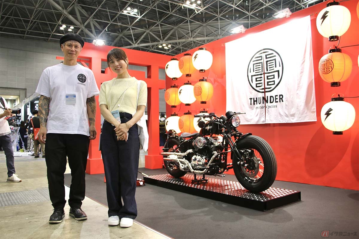 THUNDER MOTORCYCLES代表の野呂裕二さんとバイク好き女優の小野木里奈さん