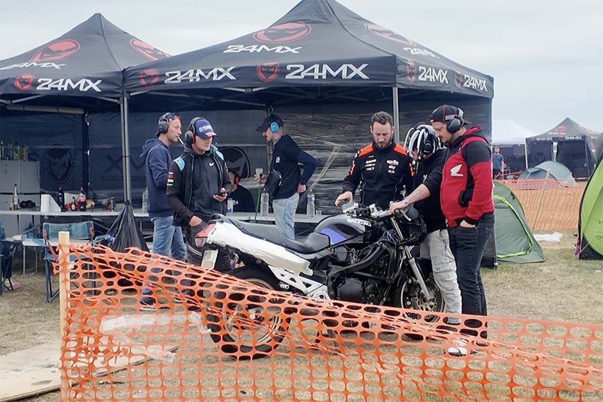 観客側のテントエリアにいる爆音族