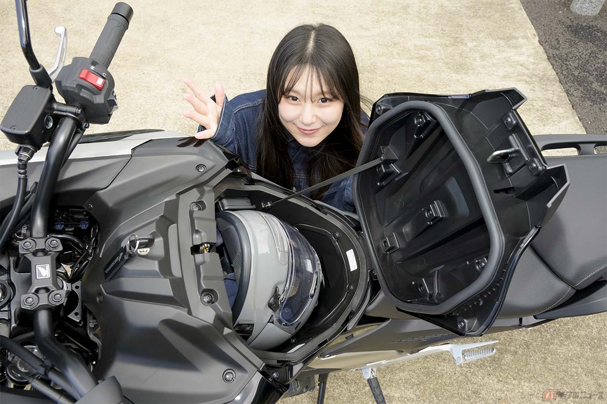 タンクに見える部分が容量23Lのラゲッジボックスになっており、筆者のフルフェイス(ARAI アストロGX-Mサイズ)がすっぽり入る大きさになっている。ETC2.0車載器を標準装備