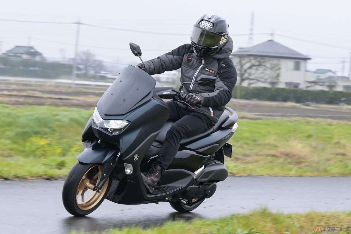 ヤマハ「NMAX155」とレーシングライダーの石塚健選手