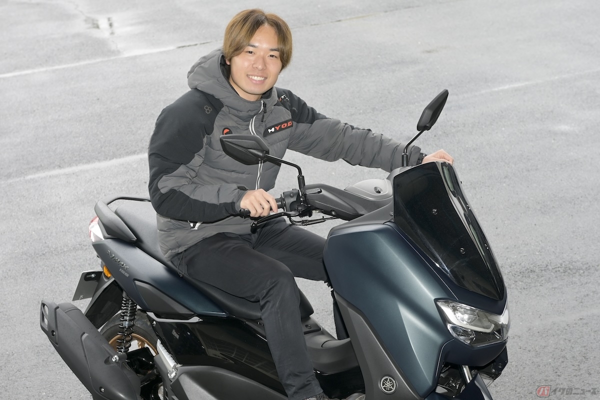 ヤマハ「NMAX155」の滑らかで力強い加速感を楽しみ走行する石塚健選手