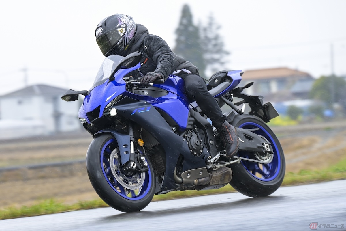 ヤマハ「YZF-R1」のスムーズなエンジン特性を楽しみながら走行する石塚健選手