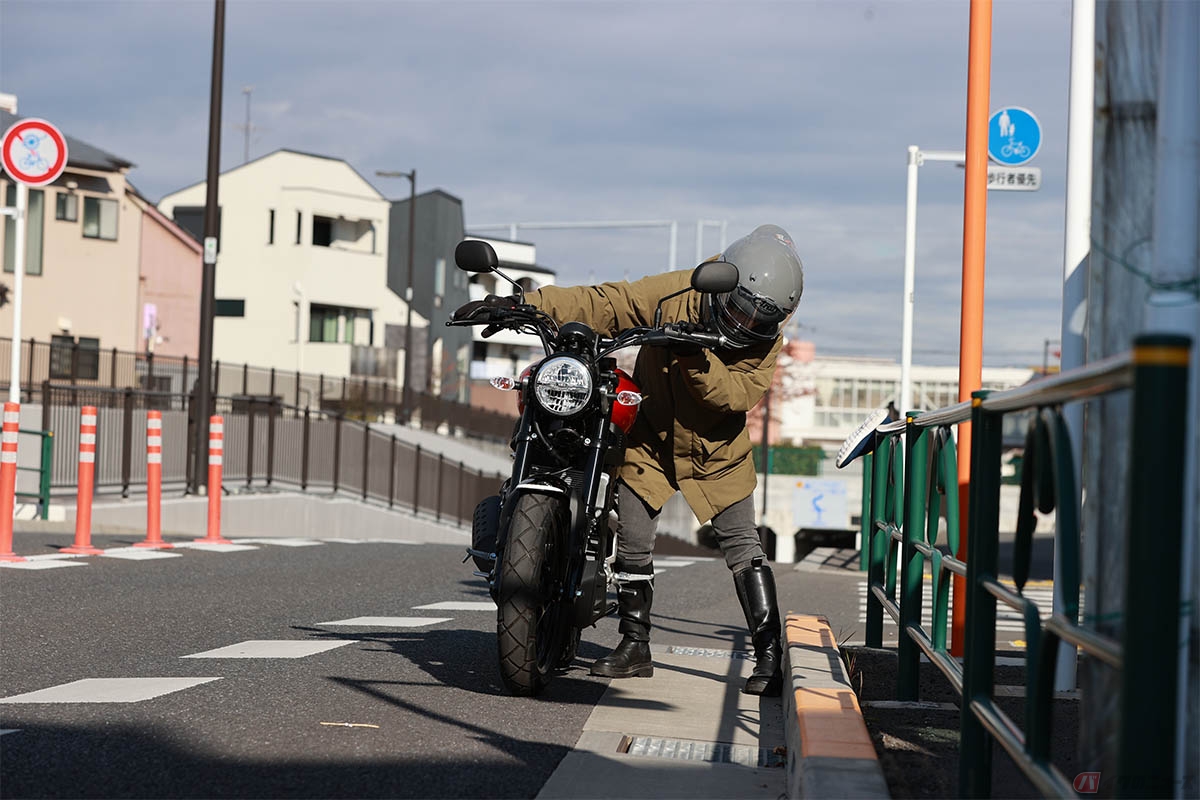 バイクのエンストは、クラッチを切れていない状態で走行を続けたり、エンジンオイルやプラグが劣化していたり、エアクリーナーやキャブレターが汚れているといった要因が考えられる