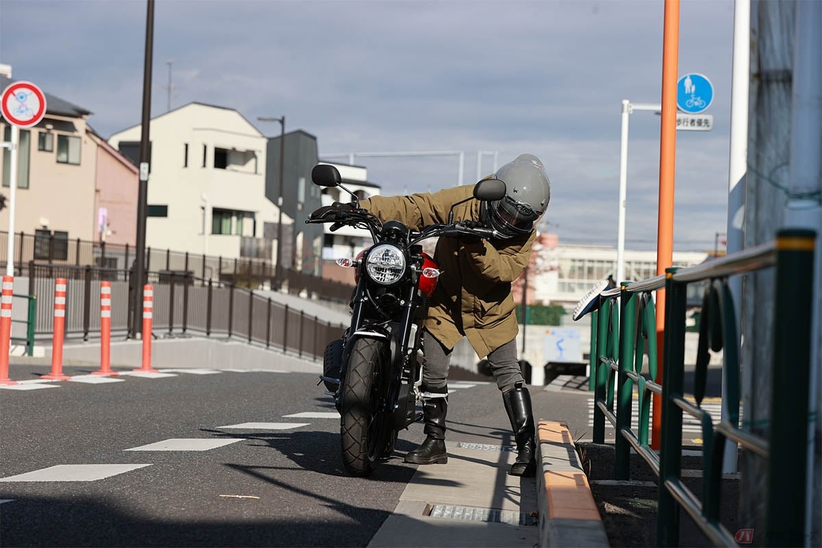 バイクのエンストは、クラッチを切れていない状態で走行を続けたり、エンジンオイルやプラグが劣化していたり、エアクリーナーやキャブレターが汚れているといった要因が考えられる