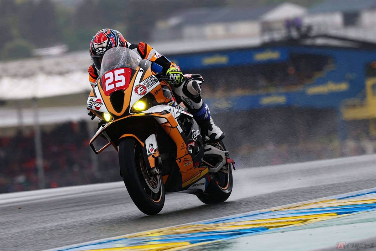 雨が降ったり止んだりの微妙なコンディションを走る大久保光選手