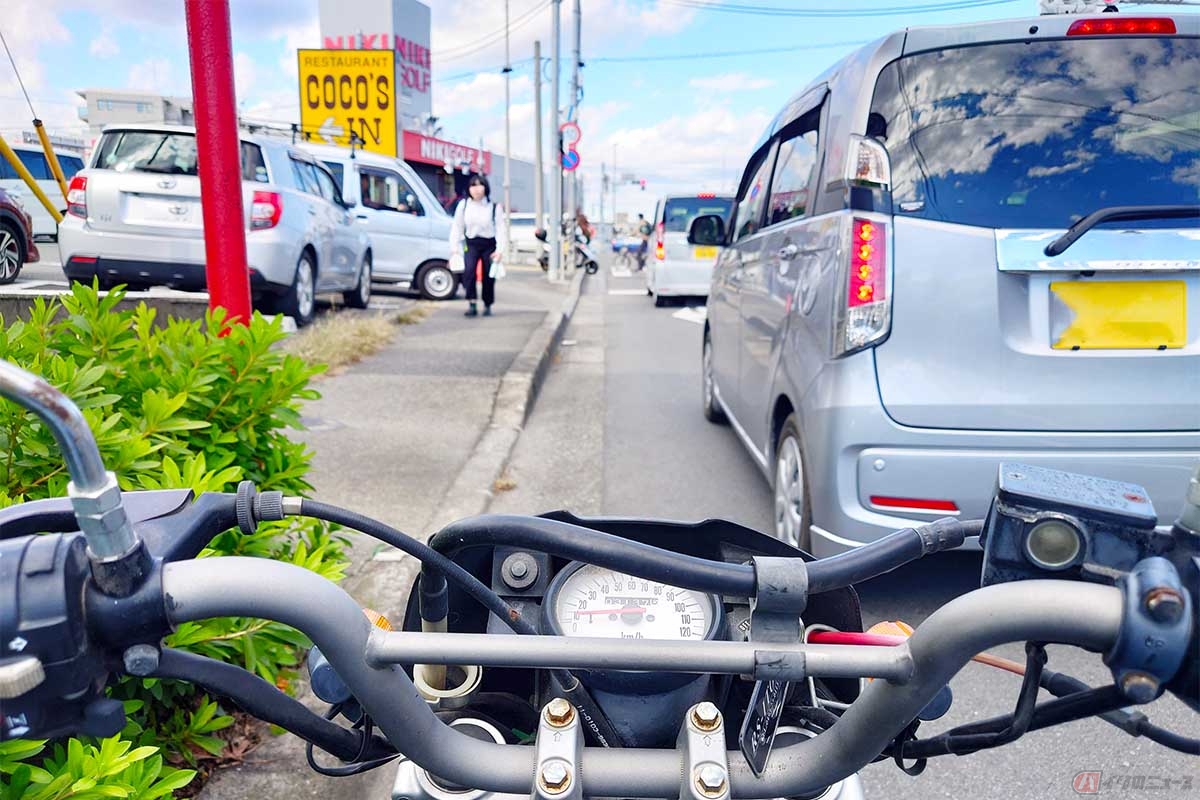 交差点の信号を避ける目的で、コンビニやガソリンスタンドなどの駐車場を抜け道として利用するのが「コンビニワープ」
