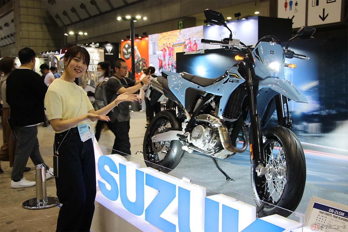 スズキの新型スーパーモトモデル「DR-Z4SM」とバイク好き女優の小野木里奈さん