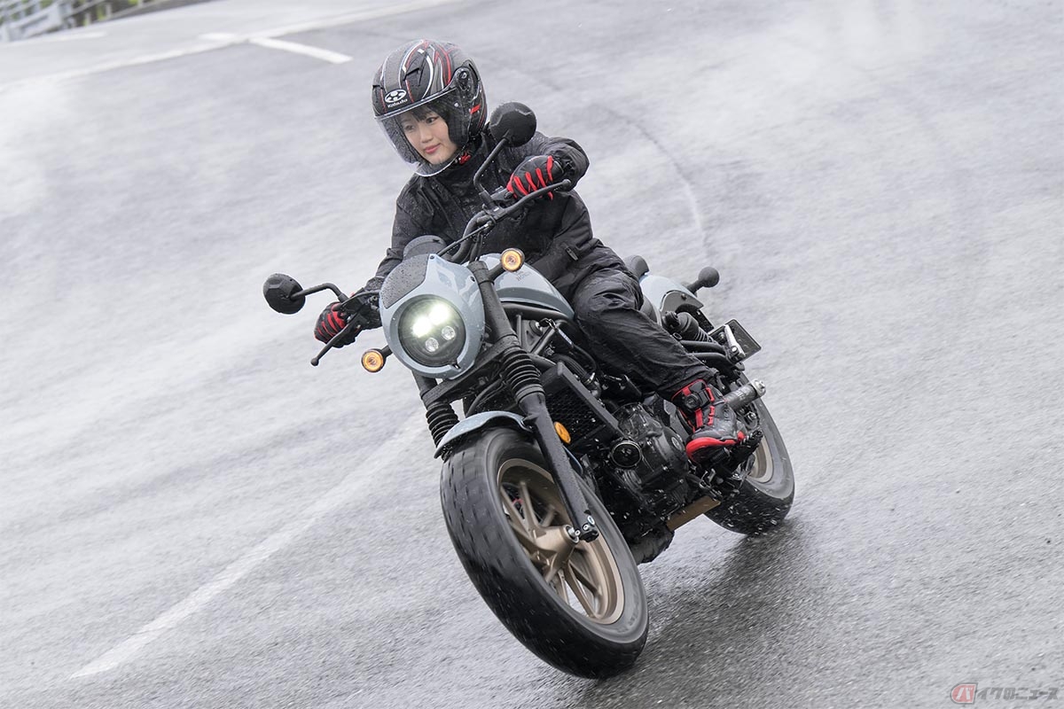 雨天時のバイクの運転は、視界が悪くなったりブレーキの効きが鈍くなったりと、さまざまな点に注意する必要がある