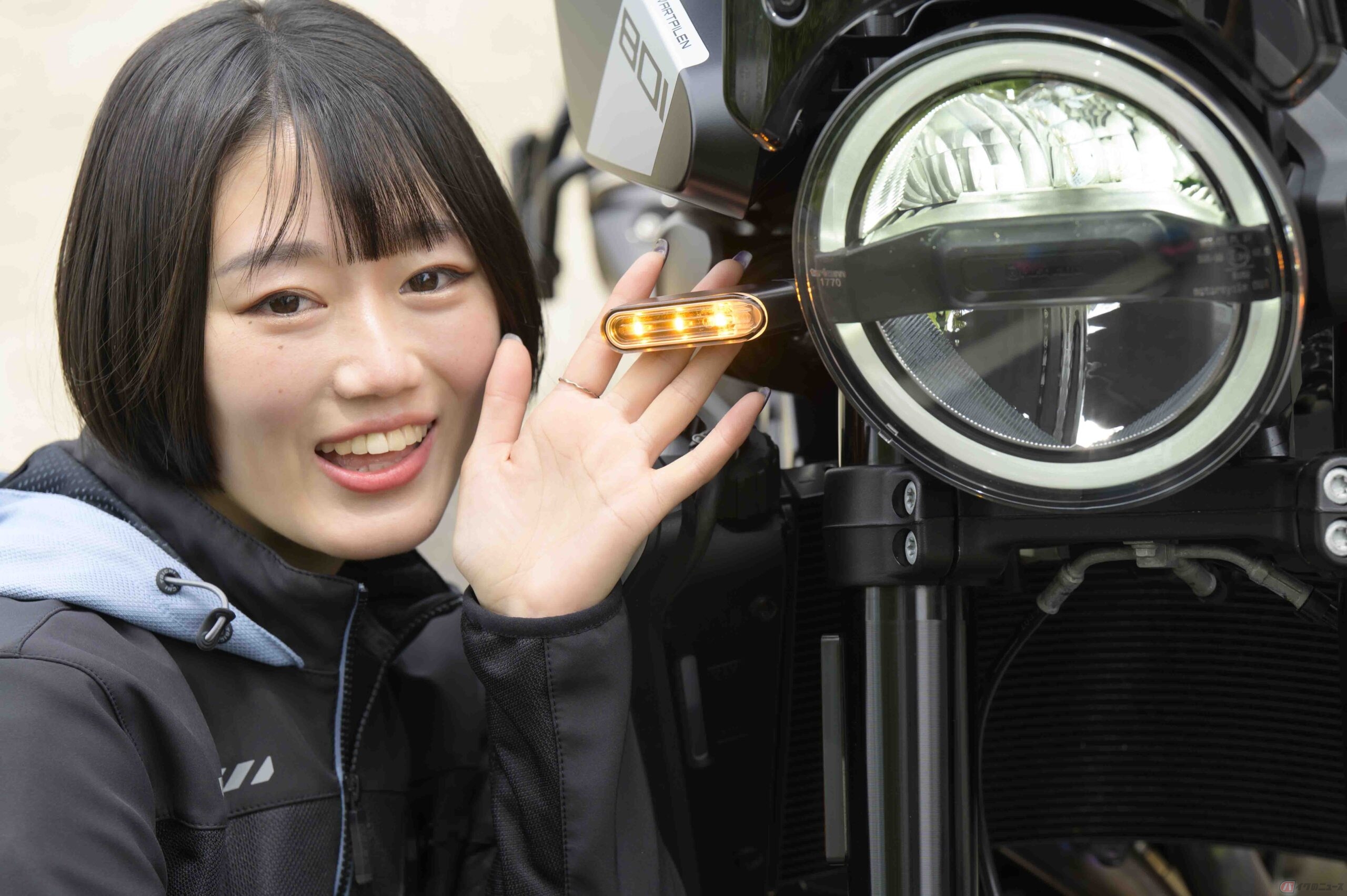 進路変更をおこなうおよそ3秒前にはウインカーを出し、周囲に自分の進行方向を伝えることが必要