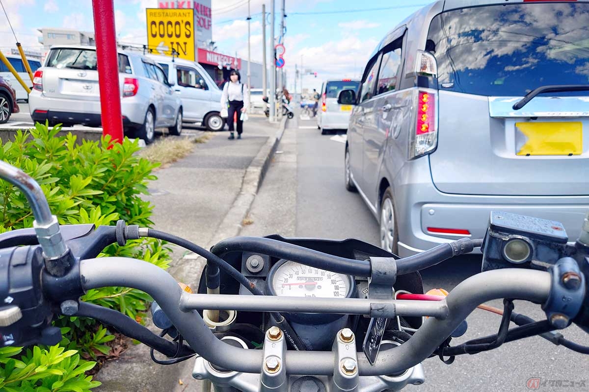 右直事故はバイクの視認性に関する錯覚やドライバーの判断ミスが主な要因