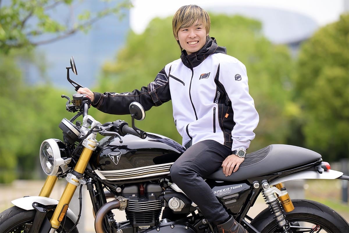 トライアンフ「スピードツイン1200 RS」とレーシングライダーの石塚健選手