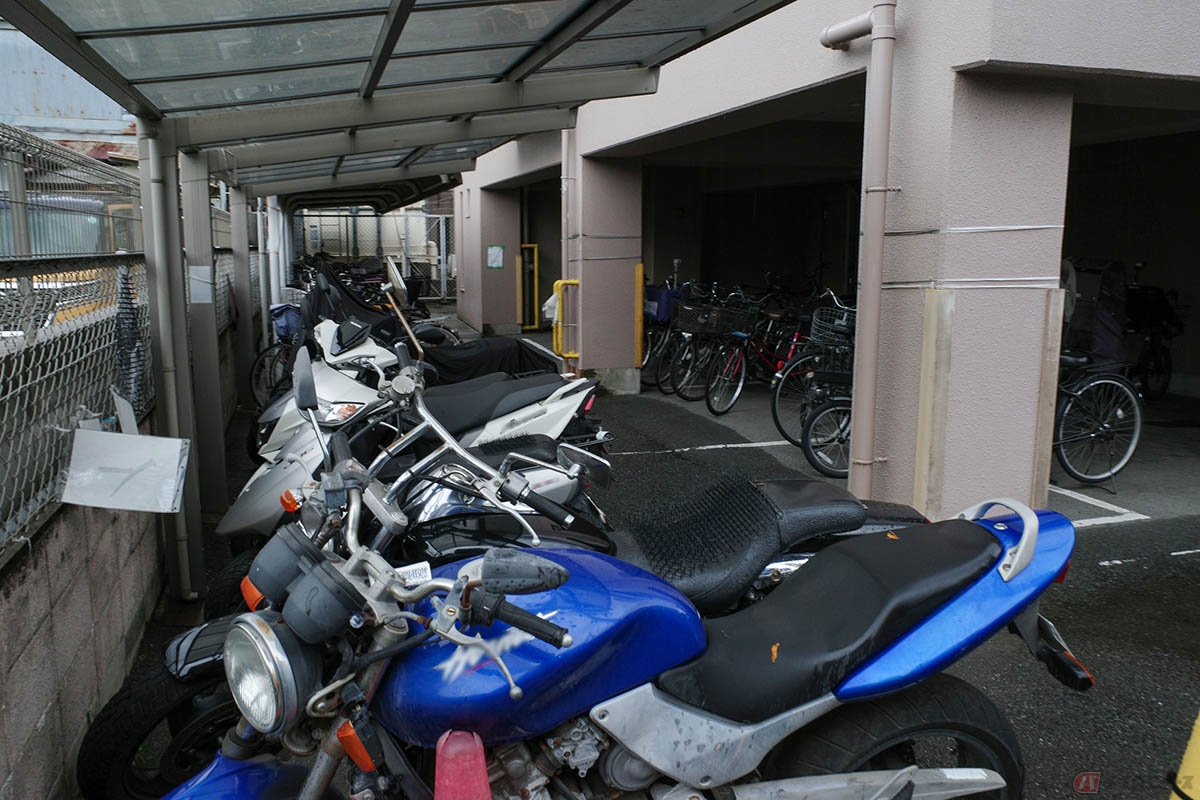 その駐車スペースの契約者である友人から「停めてもいいよ」と言われた場合も、法的にグレーではなく「黒寄り」の扱いになる