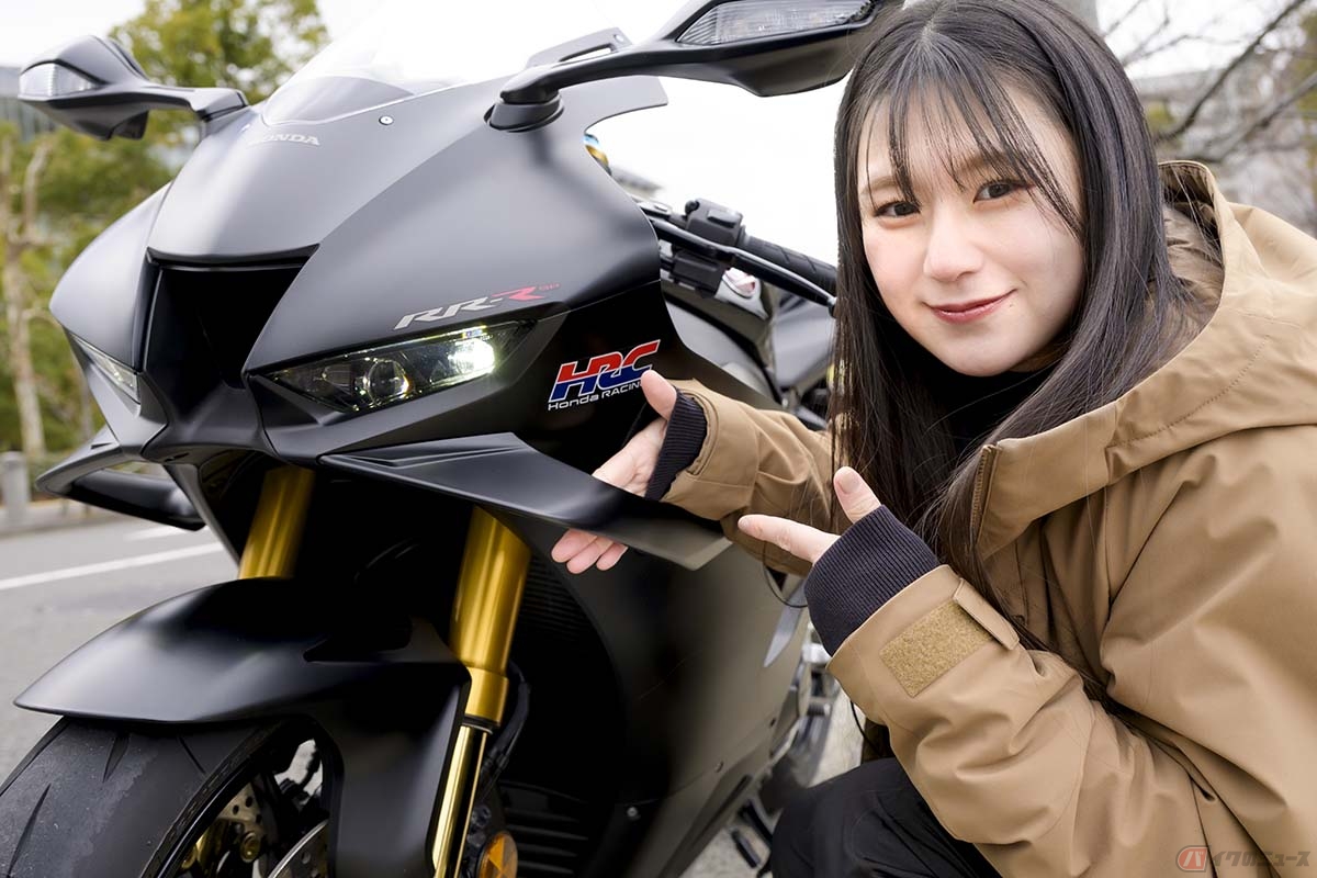 フロントにウイングレットを備えることでダウンフォースを生み出し、その恩恵で加速時や減速時に前輪が浮かずにタイヤと路面の密着を深め安定性を高めてくれる