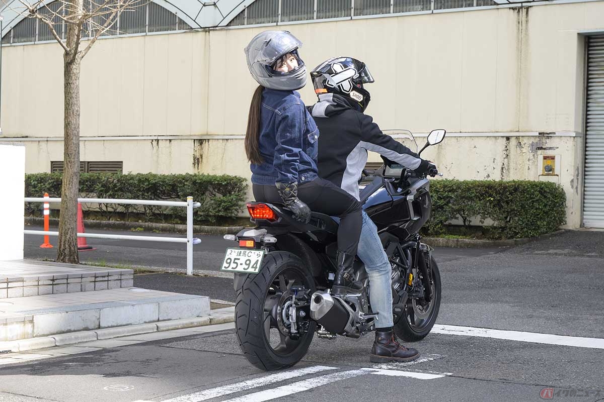 バイクでライダーの後ろにもう一人が乗車して、2人で走行することを「タンデム走行」と呼ぶ