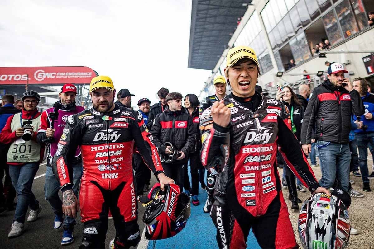 決勝レース後、チームと喜びを分かち合う石塚健選手とチーム