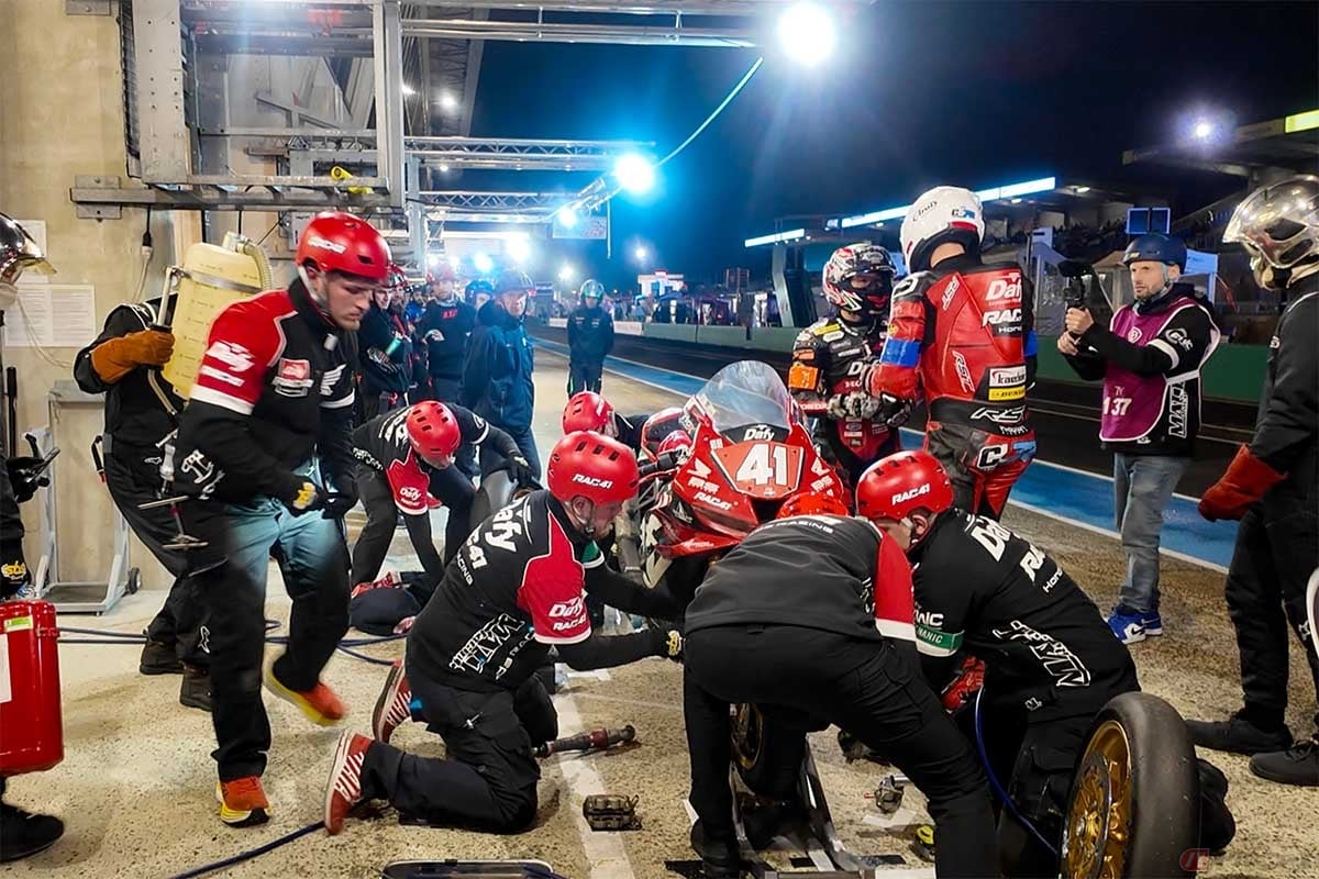 ピットでのライダー交代とピットワーク