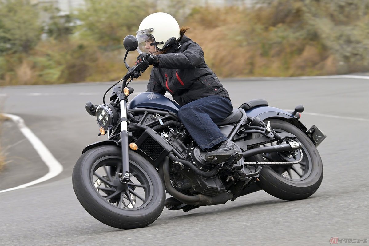 ホンダ「レブル500」の走りを楽しむバイク好き女優の小野木里奈さん
