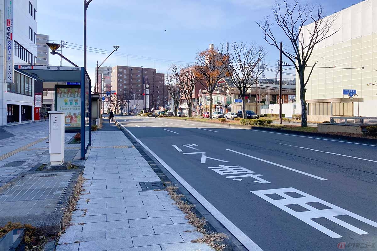 バスレーンとは、路線バスが円滑に運行できるよう設けられたスペースで、「バス優先レーン」と「バス専用レーン」の二種類が存在する