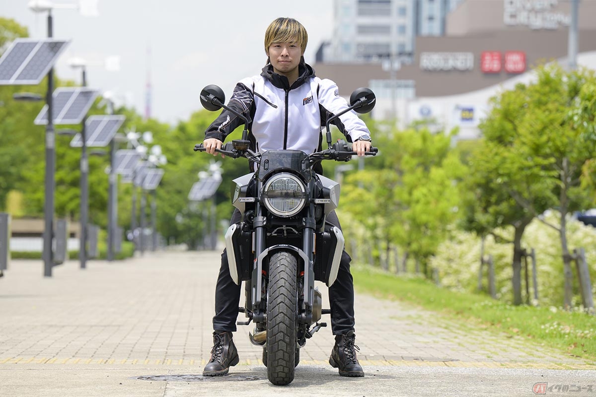 ハスクバーナ「スヴァルトピレン 801」の足着き(身長165cm)