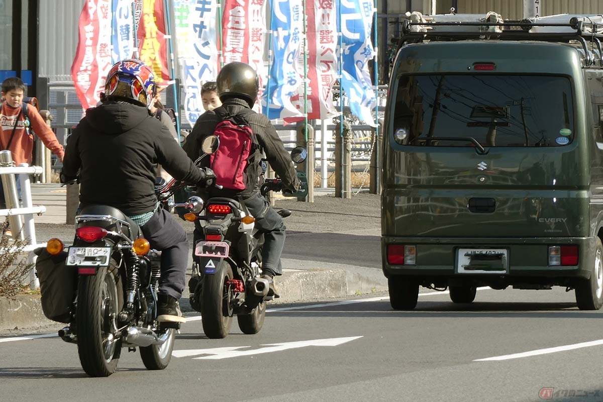右直事故は交差点に限らず、右折して入る駐車場の入口などでも起こり得るため、注意が必要な場面は多岐にわたる