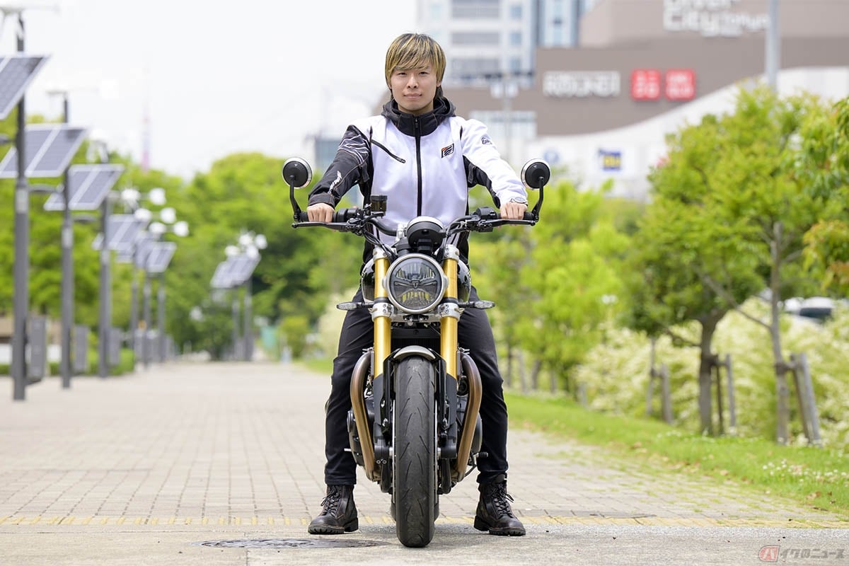 トライアンフ「スピードツイン1200 RS」の足着き(身長165cm)