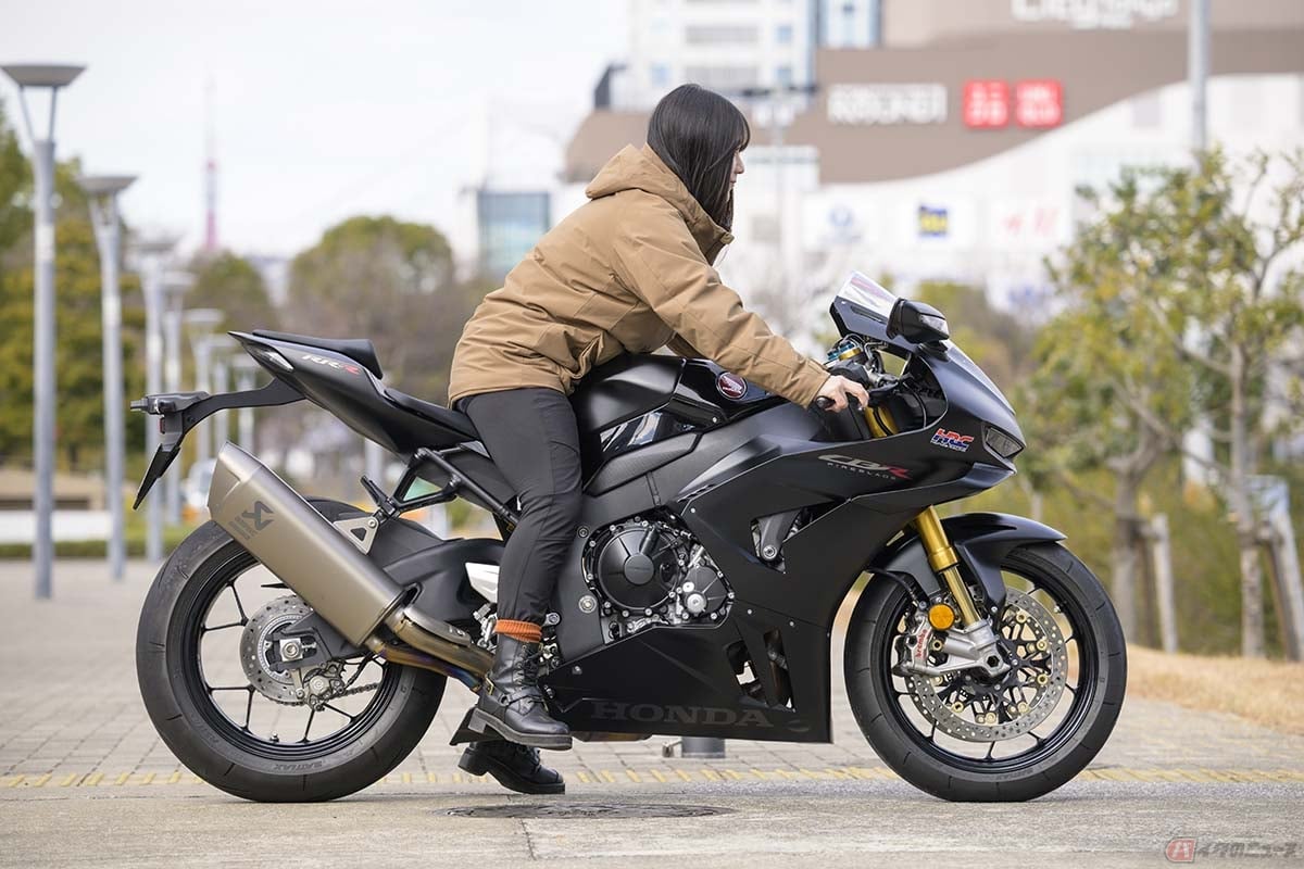 シート高830mmは筆者の身長(158cm)で両足つま先設置せず。片足着地での足付き風景