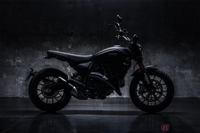 アイコン黒、K 全身、真っ黒で精悍すぎる!! ドゥカティ「スクランブラー アイコン