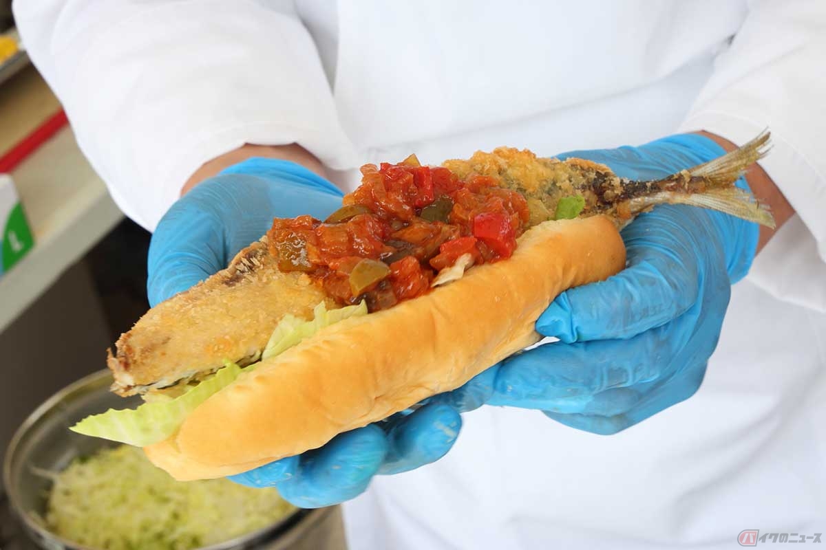 夏野菜たっぷりのラタトゥイユを乗せて「究極鮮度アジフライサンド 南仏風ラタトゥイユ」の出来上がり
