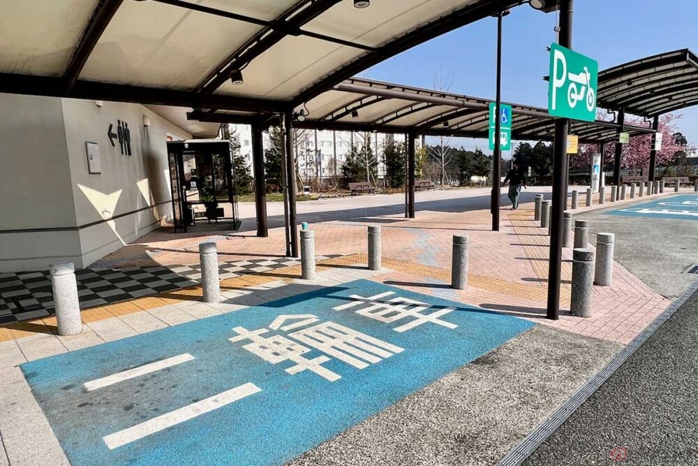 2輪専用の駐車スペースには屋根が設置されているので、急な雨のピットインには助かる