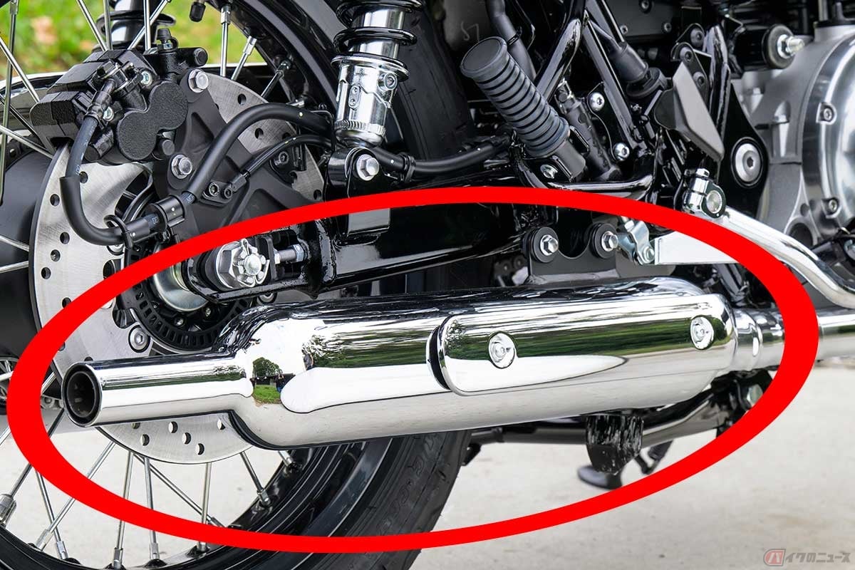 バイクのマフラーは排気音の消音のために備わるが……。画像はカワサキ「MEGURO K3」の左右2本出しマフラー