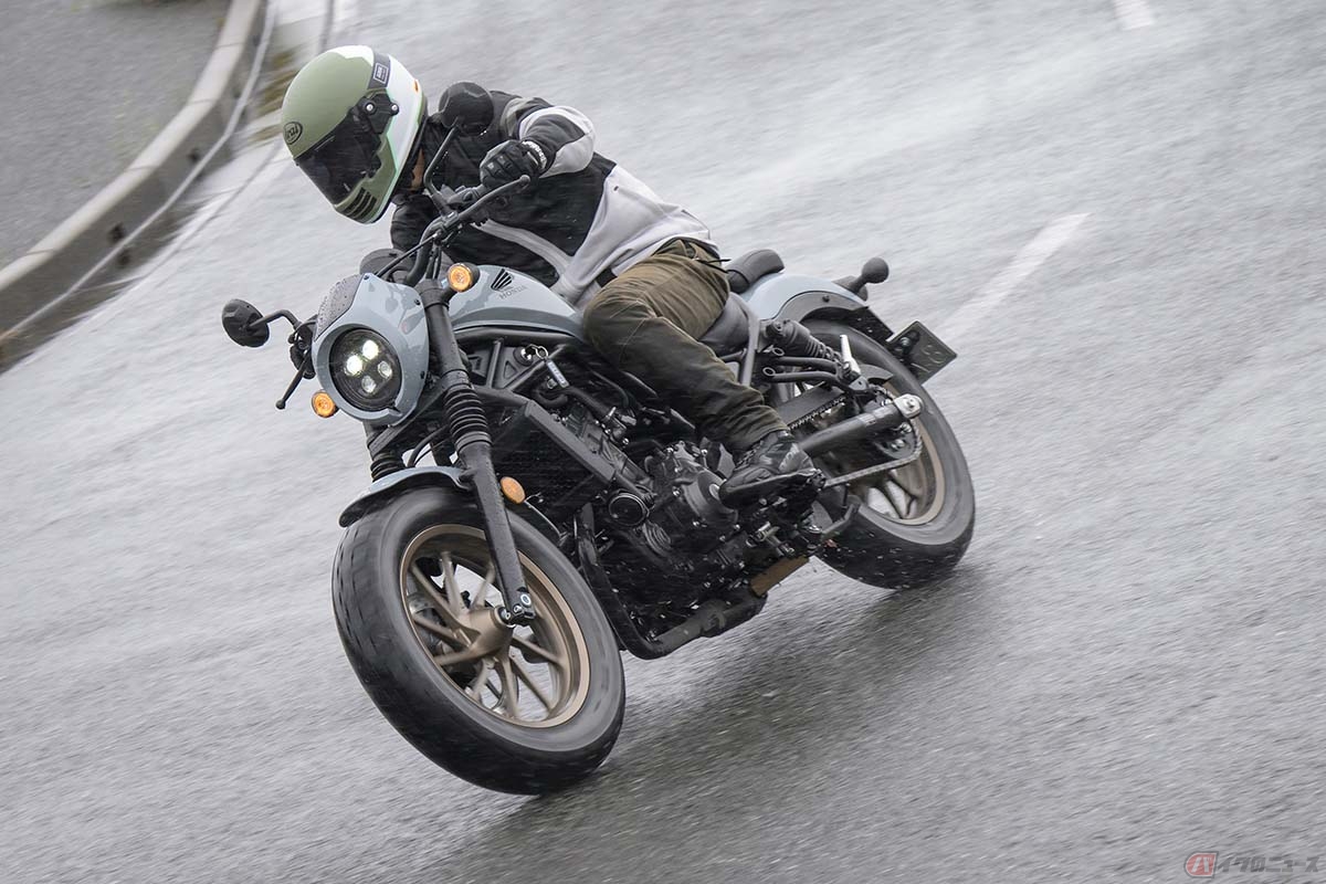 ホンダ「Rebel 250 S Edition E-Clutch」（レブル250 Sエディション Eクラッチ）に試乗する筆者（青木タカオ）