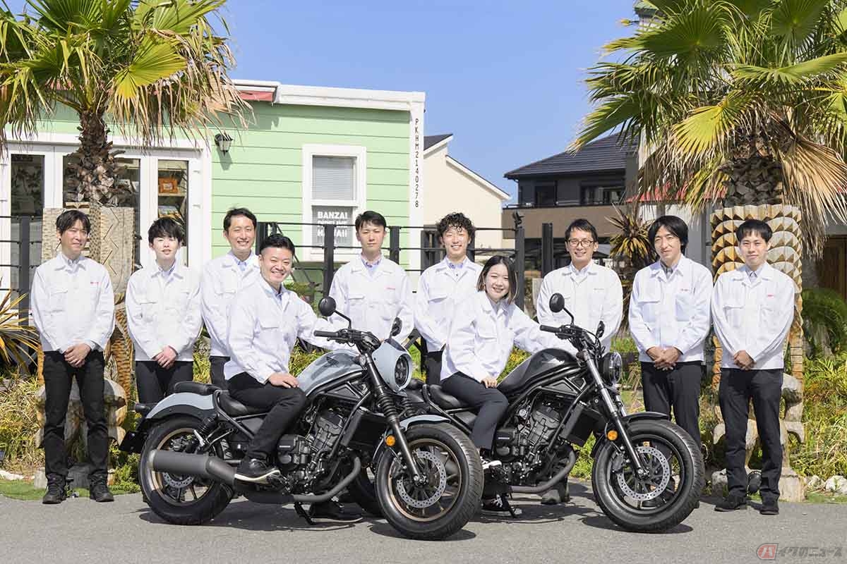 ホンダ「Rebel 250」（レブル250）の開発陣。左の車両にまたがるのが本田技研工業株式会社 商品開発部 商品開発課 開発責任者代行の野島一人さん