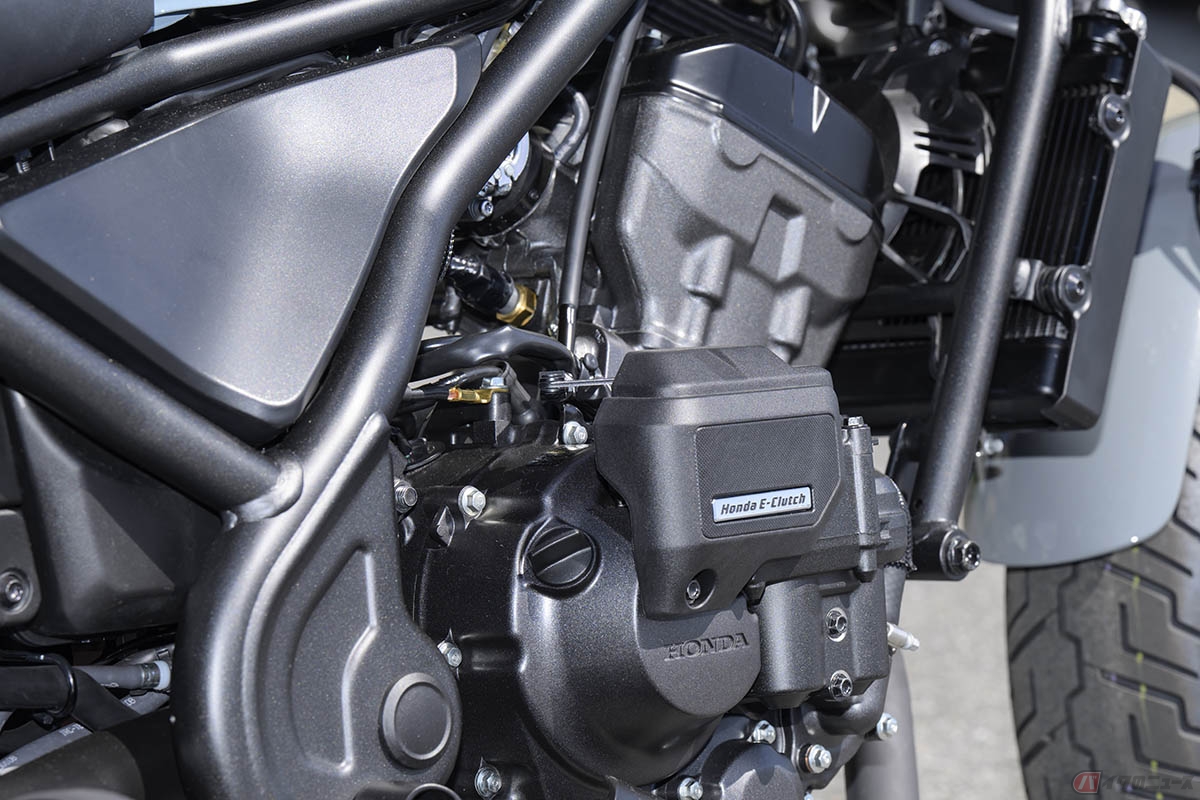 クラッチレバーを操作することなく、発進から停止まで可能なホンダ「Rebel 250 Eクラッチ」。必要最低限の部品を追加することでクラッチ操作の自動化が図られています