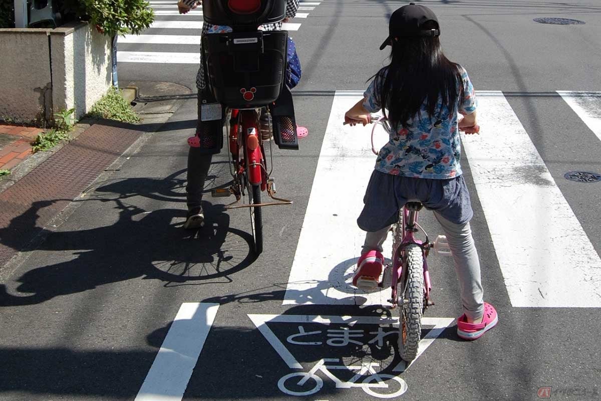最高速度の標識などが無い「生活道路」における自動車の法定速度は、時速60キロから時速30キロに引き下げられる