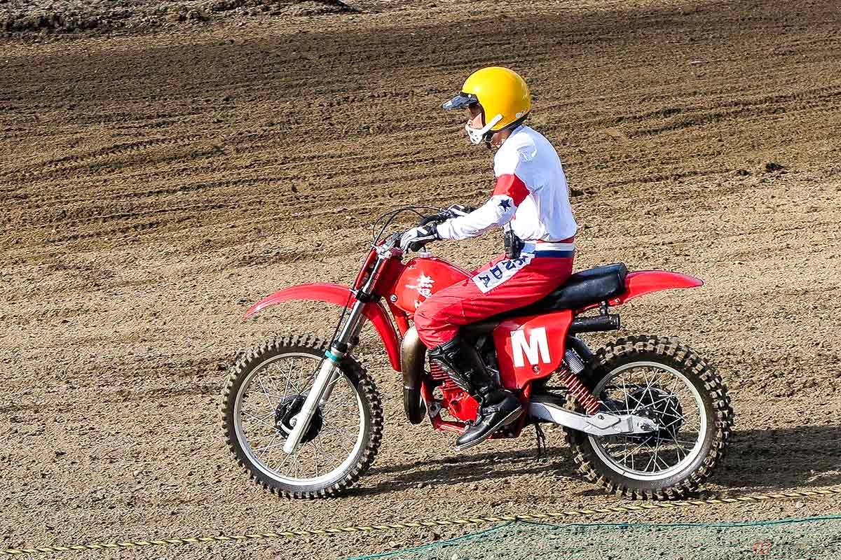 2025年の全日本モトクロス選手権開幕戦HSR九州大会で、マーシャルライダーを務めた佐々木達哉さんと1978年式の「無限 ME250R」(写真:小林ゆき)