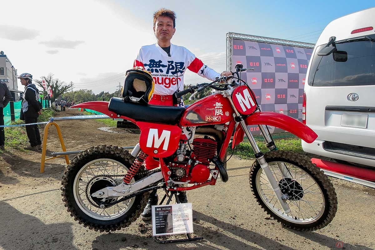 2014年にこのマシンを譲り受け、スクラップ状態からコースを走れるまでにレストアを施した佐々木達哉さん。元モトクロス国際A級ライダーだ(写真:小林ゆき)