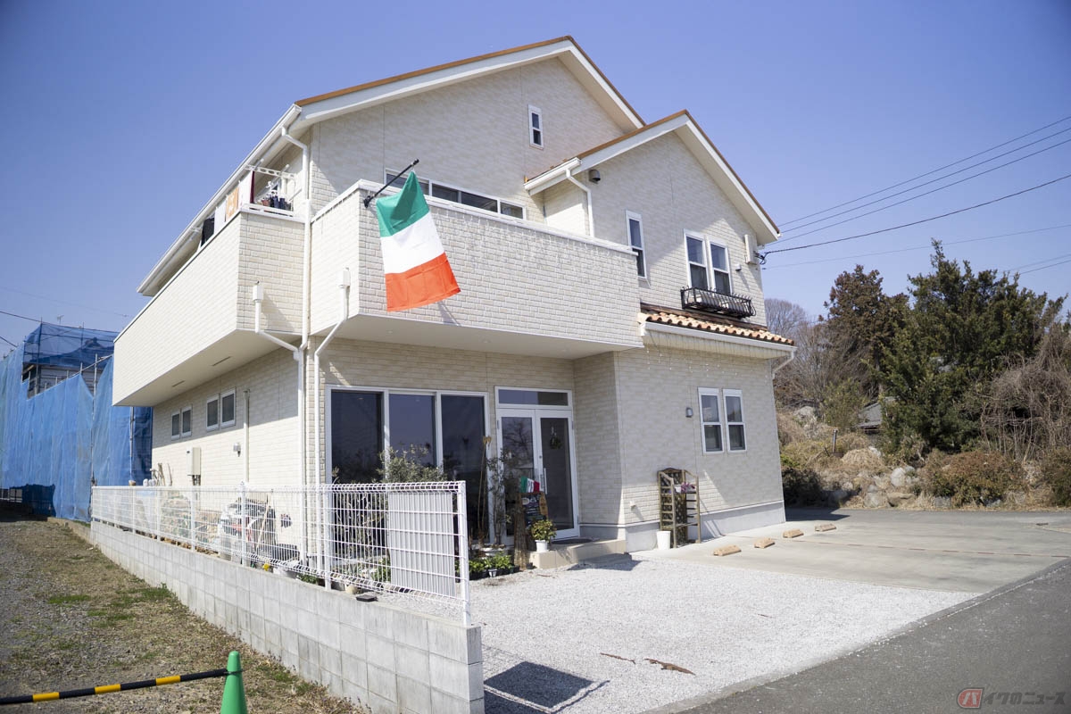 東京都あきるの市にある「ポツンと一軒家」レストラン「マエストロ・ペスカ・フィオーレ」。田んぼのど真ん中という立地で営業されています