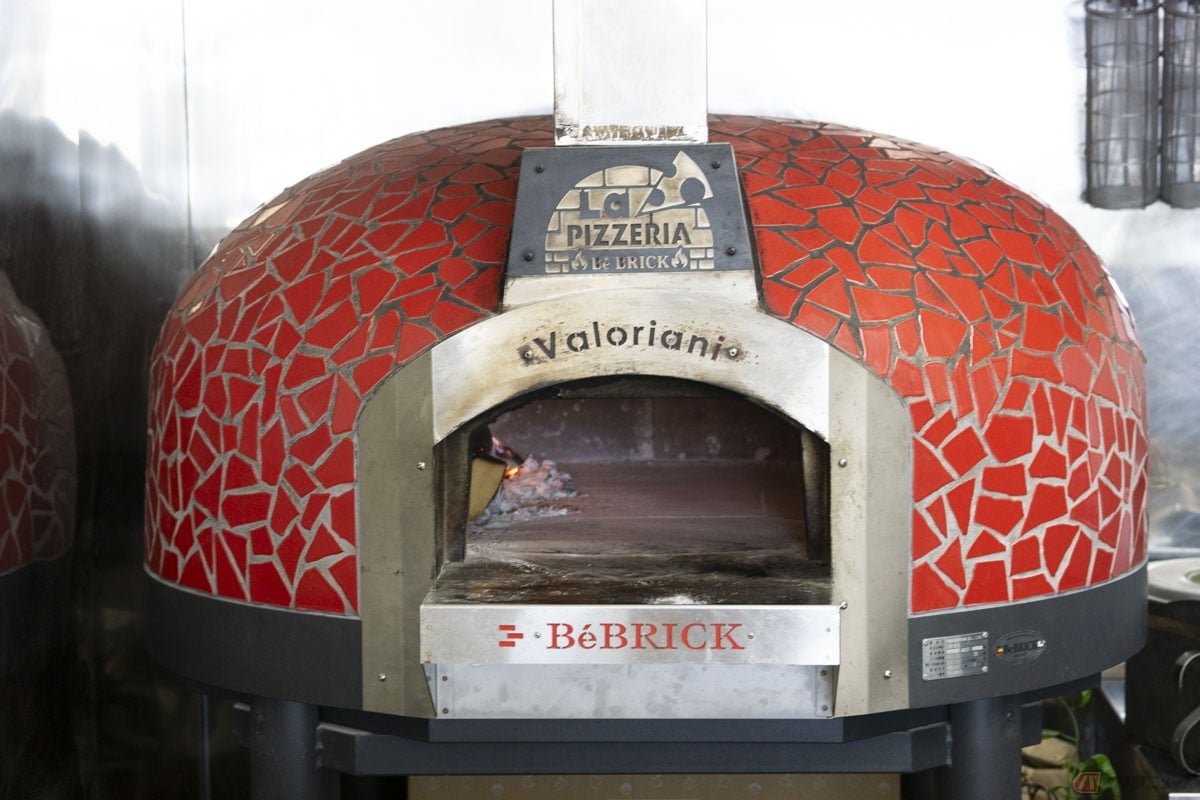 東京都あきるの市にある「ポツンと一軒家」レストラン「マエストロ・ペスカ・フィオーレ」。厨房には真紅のピザ窯が鎮座します